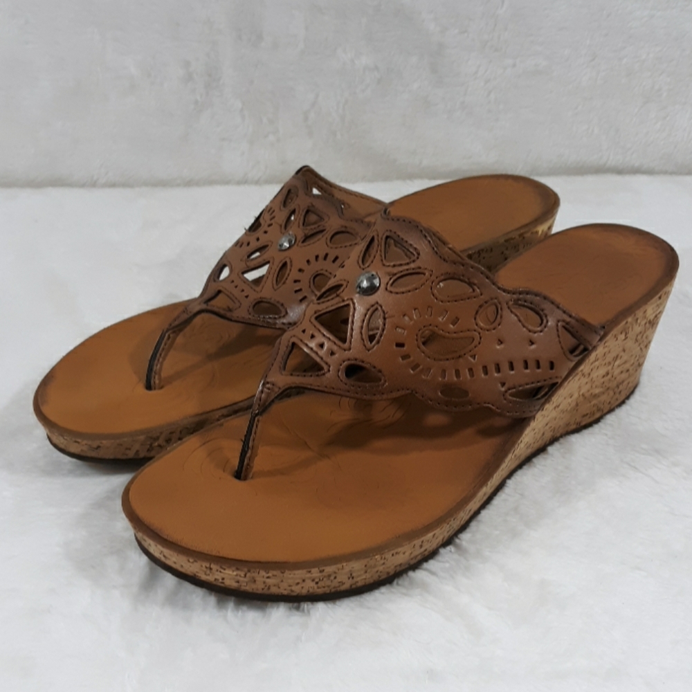 ⬇️$26 Clarks perforated leather thong wedge sz 9M